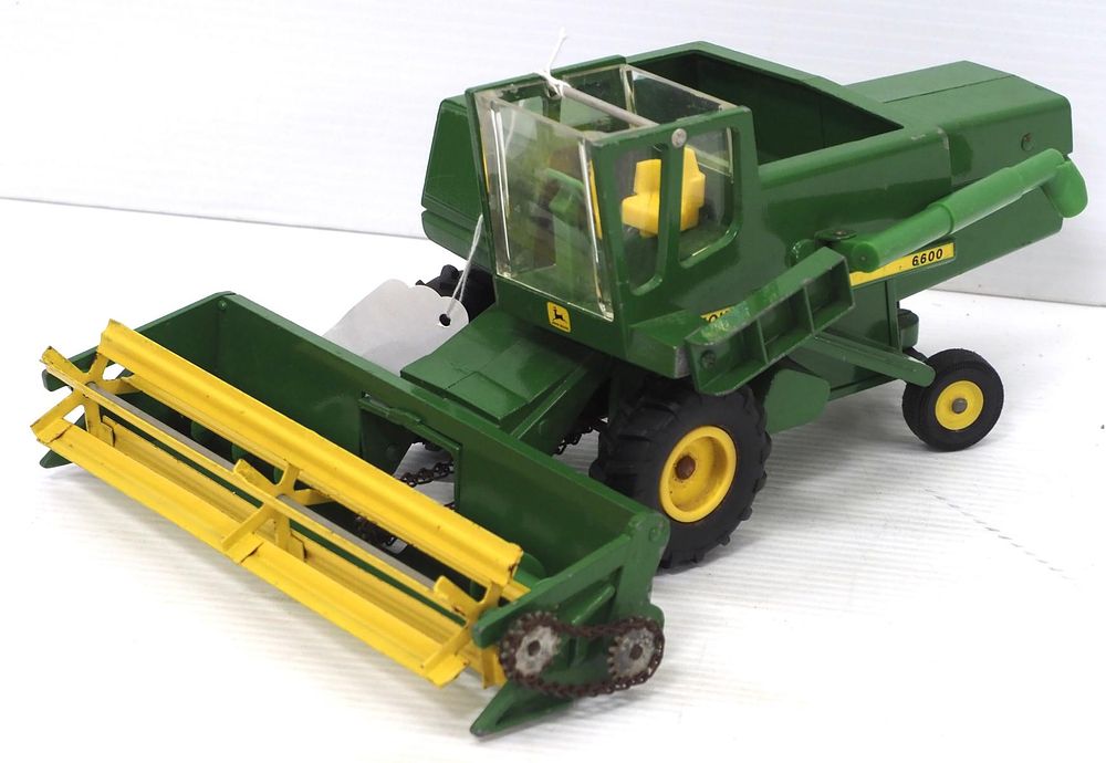 Lot 354: Ertl John Deere combine