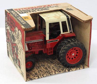 Ertl International 1586 with cab. 1/16 scale Ertl International 1586 with cab - NIB Condition NIB