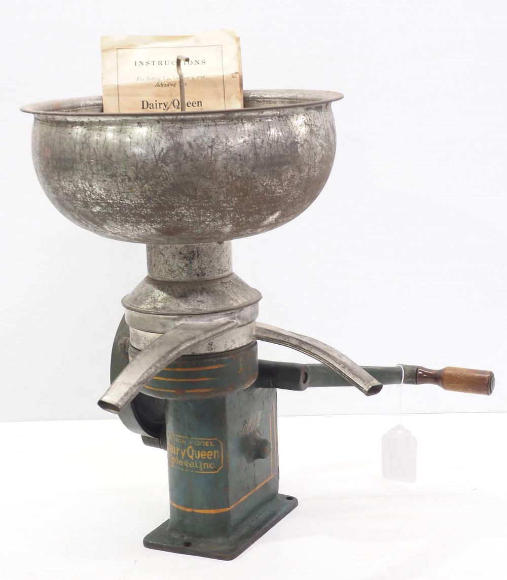 Lot 43: Dairy Queen tabletop cream separator
