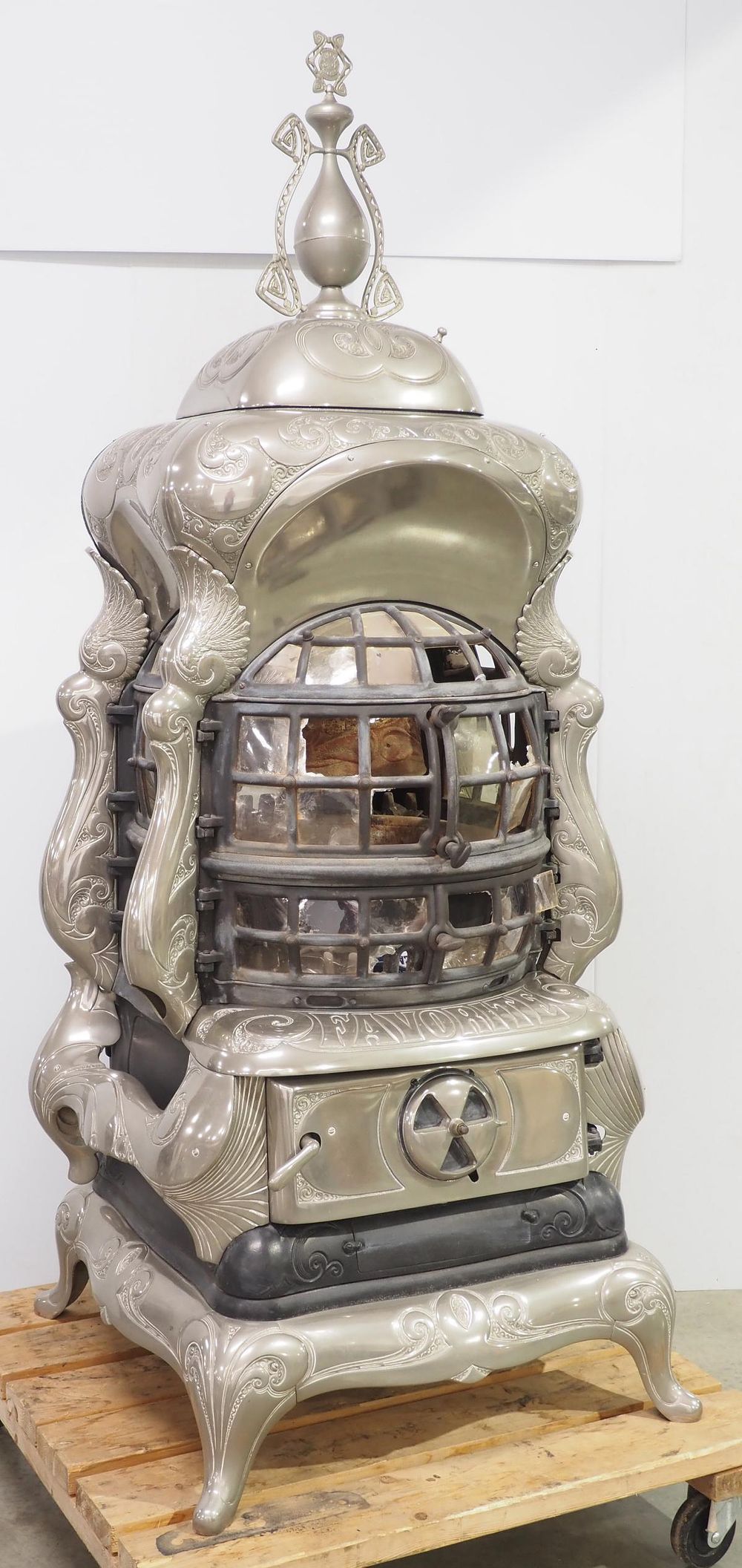 Lot 345: Favorite No.261 coal stove