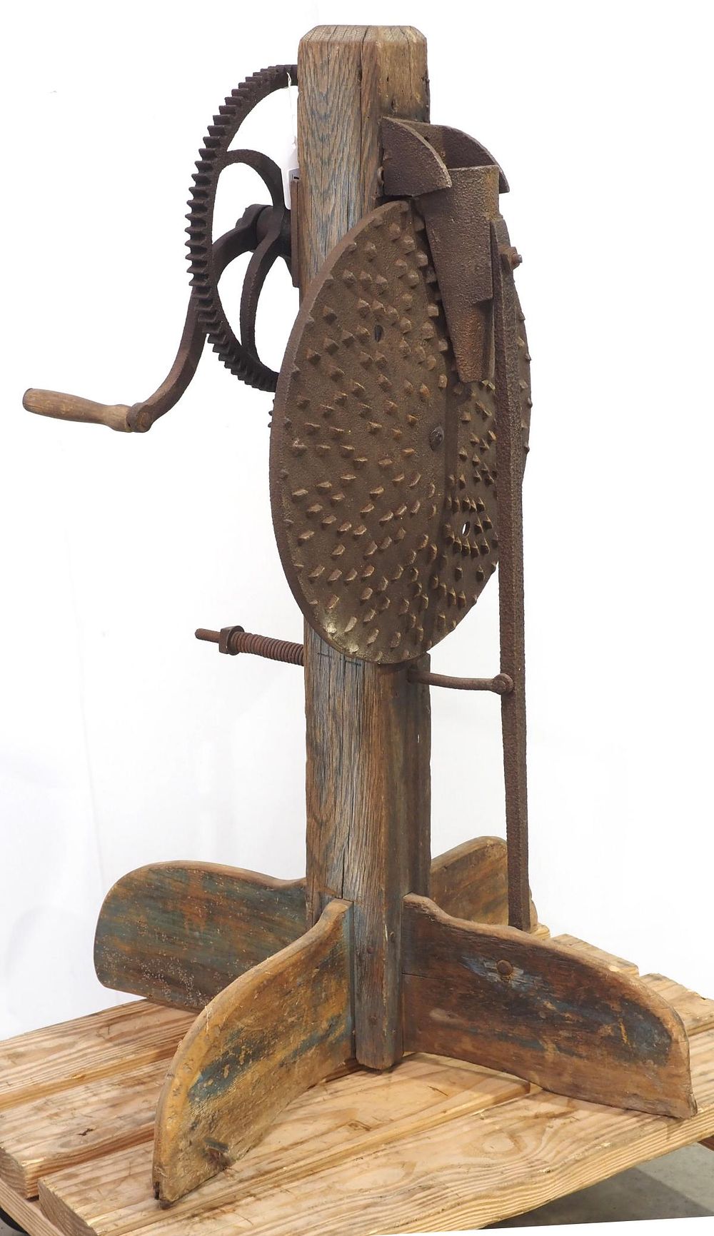 Lot 780: Very early hand-crank cast iron corn sheller