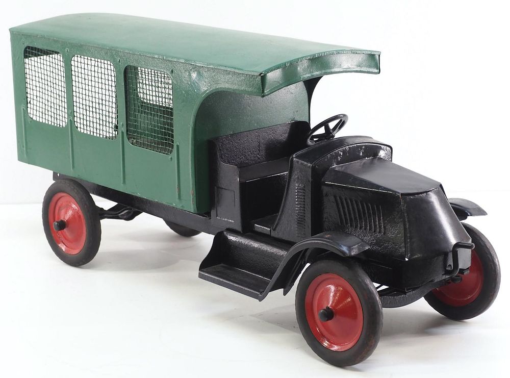 Lot 613: American National Screen Side pressed steel truck, 26"L with crank