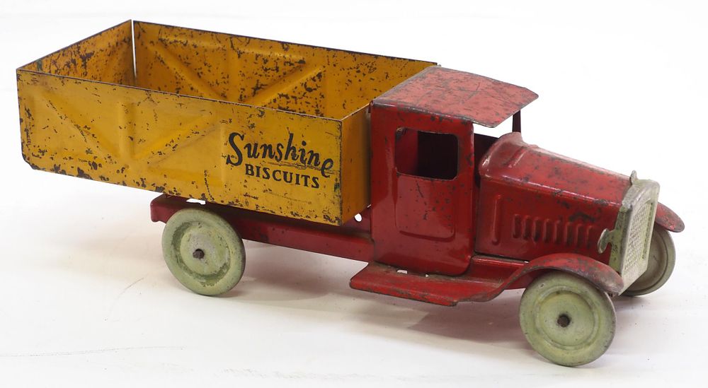 Lot 656: Metalcraft Sunshine Biscuits pressed steel truck