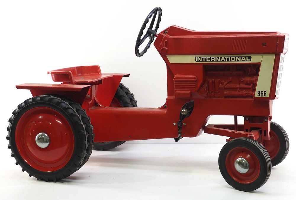Lot 792: International 966 pedal tractor with dual wheels