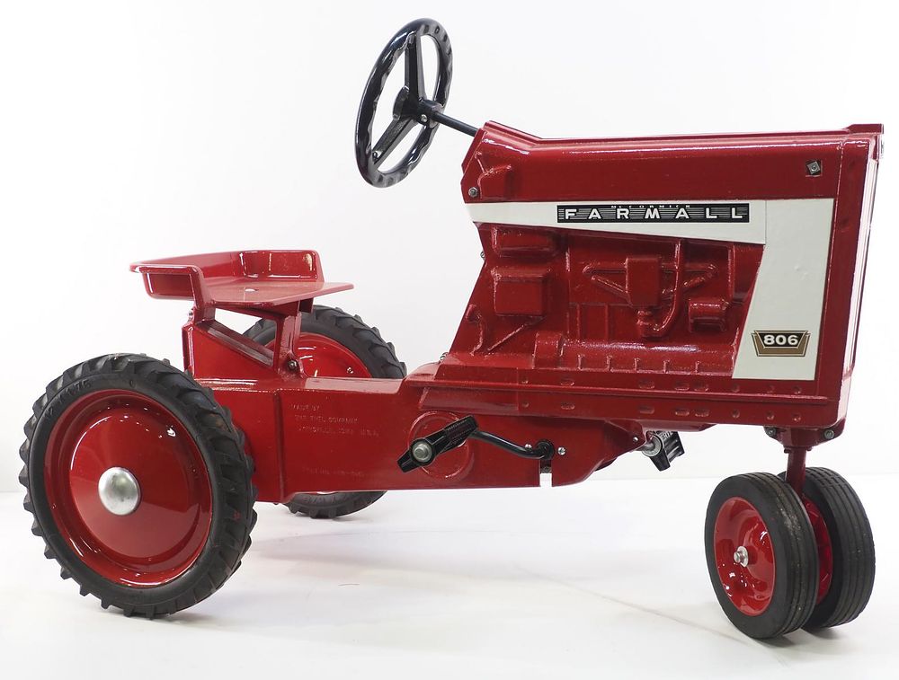 Lot 865: Ertl Farmall 806 pedal tractor