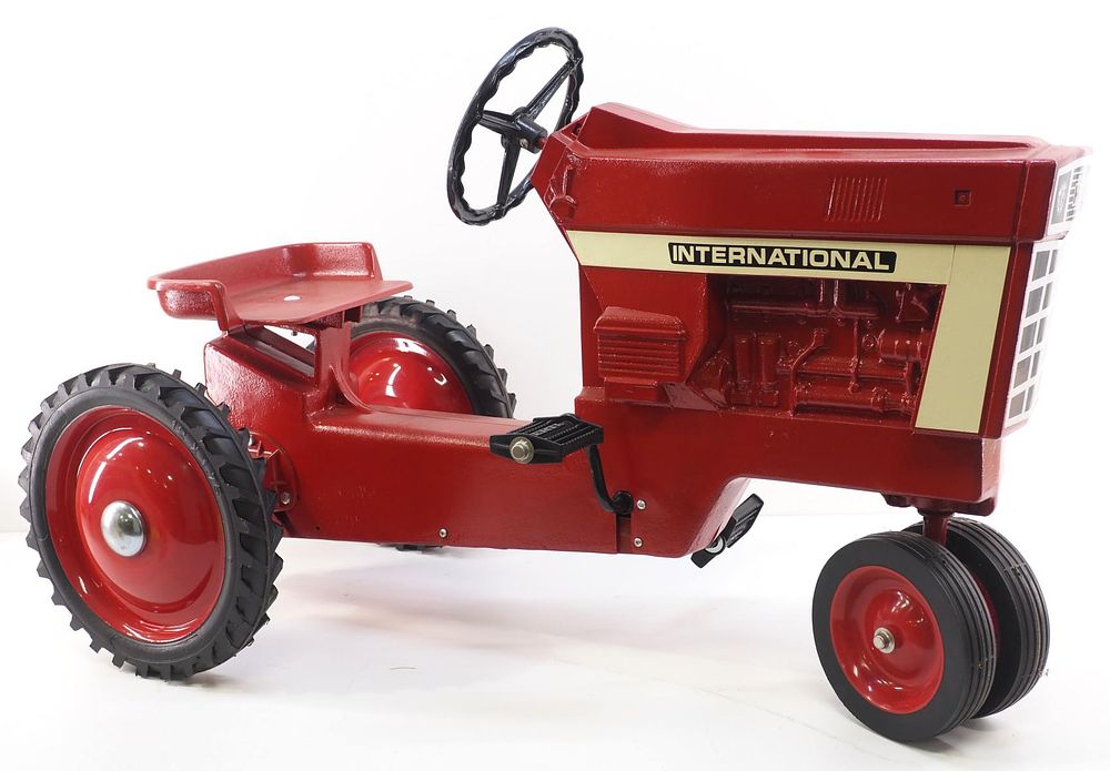 Lot 868: Ertl International 1066 pedal tractor