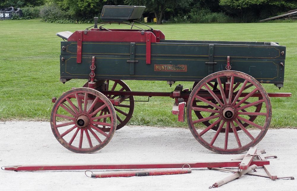 Lot 738: Huntingburg pony size box wagon