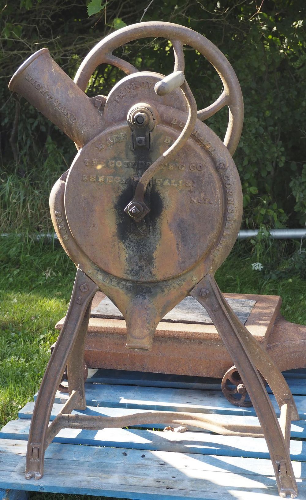 Lot 979: Burrall Right Hand Improved cast iron corn sheller
