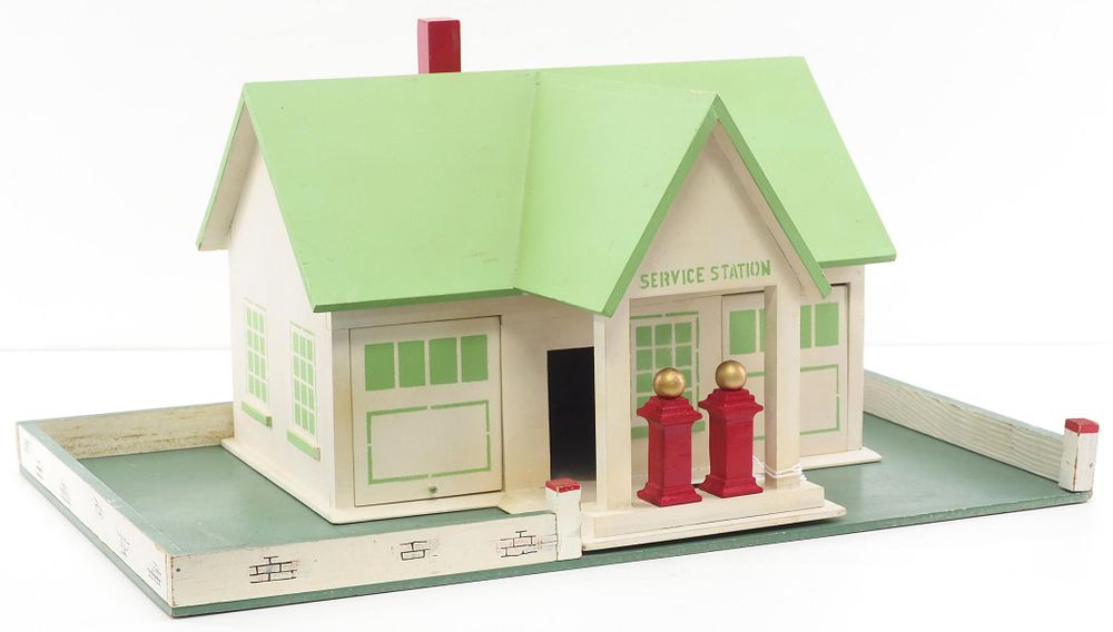 Lot 176: 1930-40 Arcade Service Station diorama