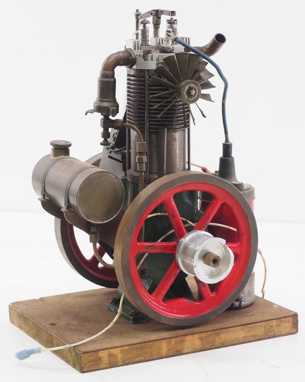 Lot 221: Model vertical air-cooled engine