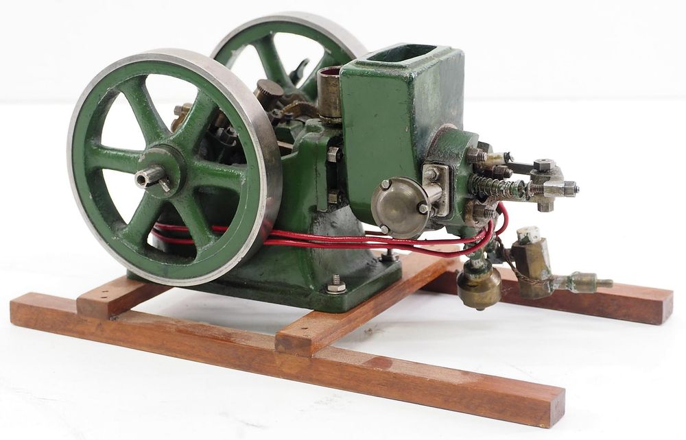 Lot 222: Model hopper-cooled engine