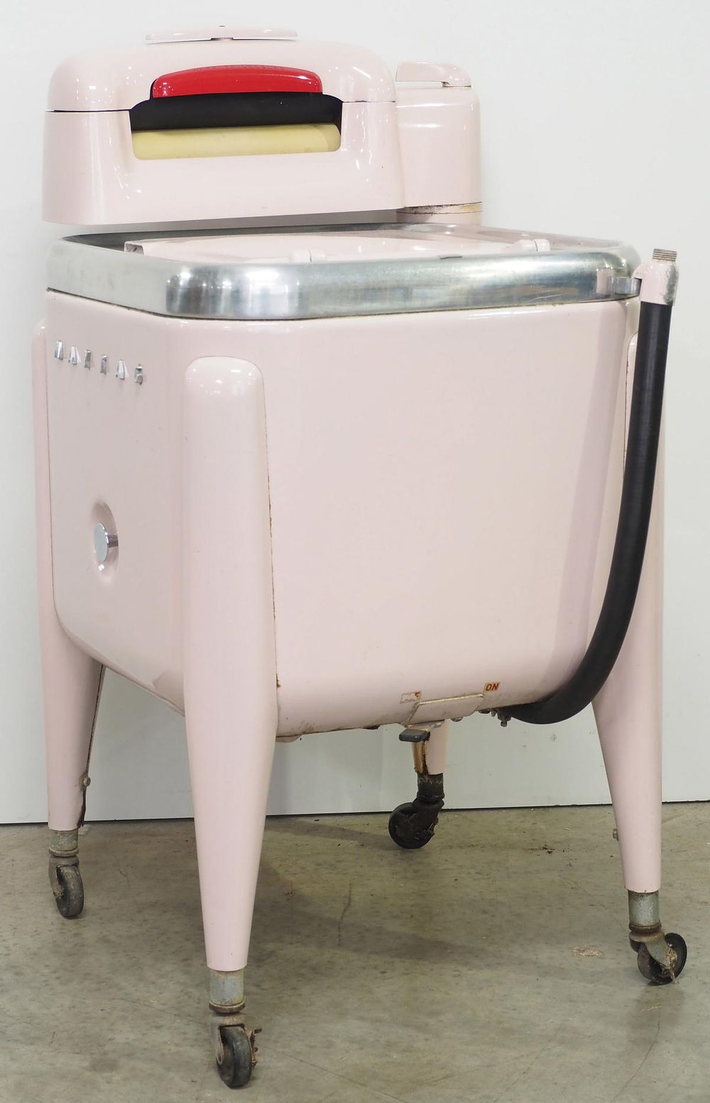 Lot 261: Maytag Model E2L wringer washer in pink