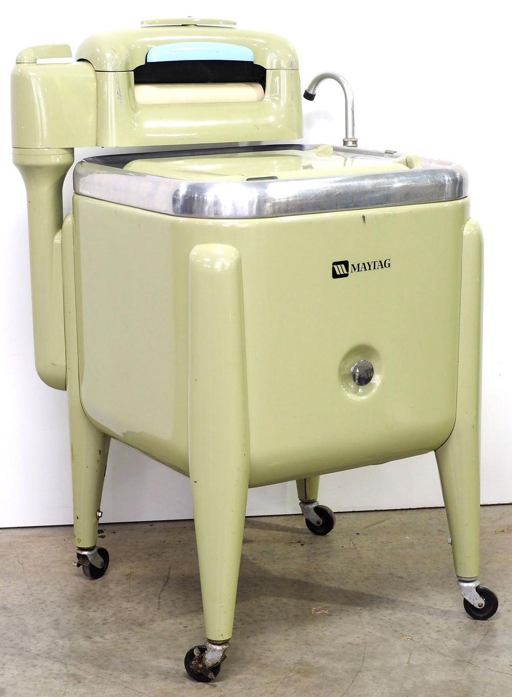 Lot 262: Maytag wringer washer in olive green