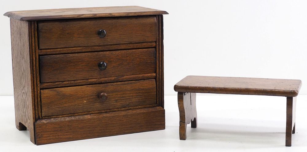 Lot 284: Salesman sample or child's chest of drawers