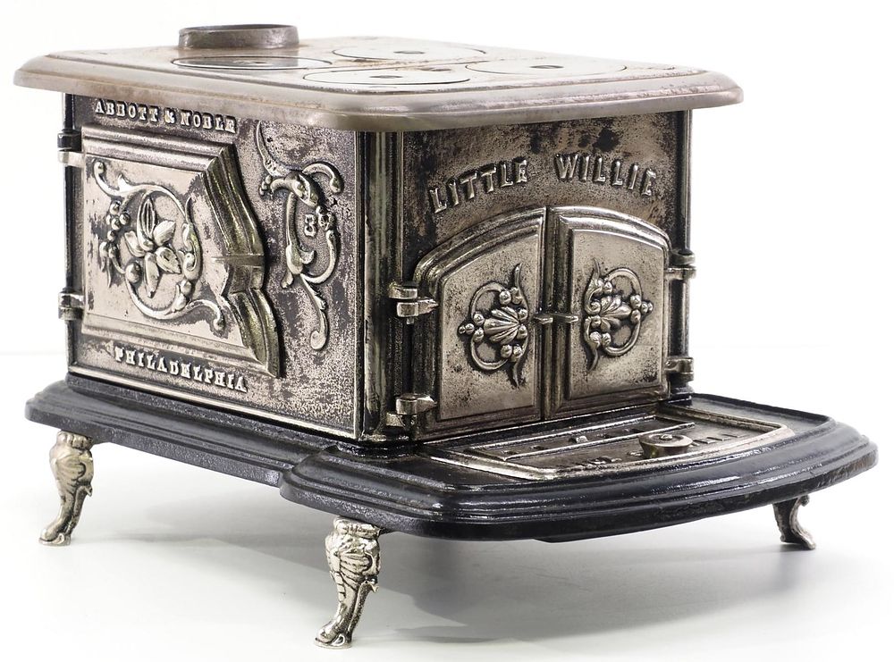 Lot 311: Salesman sample or child-size stove
