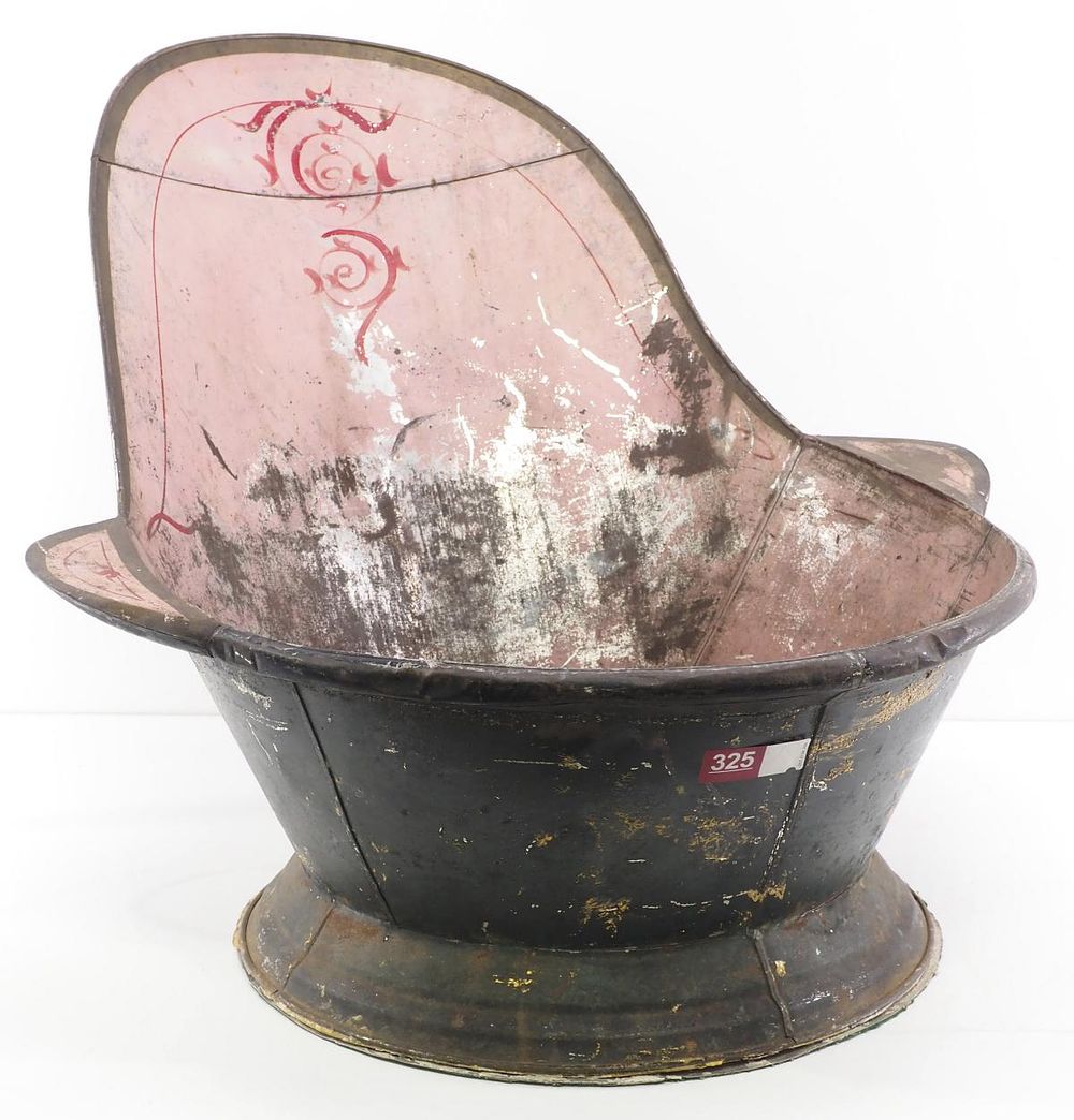 Lot 325: Early tin bathtub