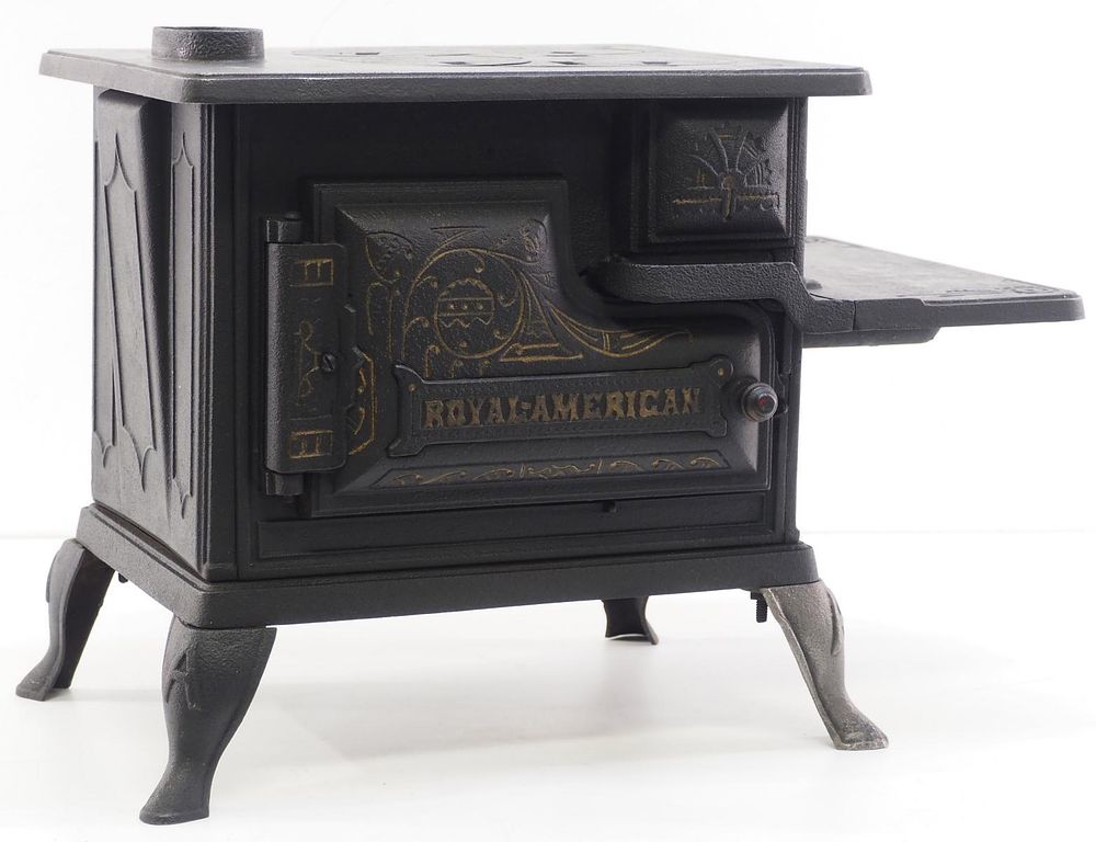 Lot 331: Salesman sample Royal American cook stove