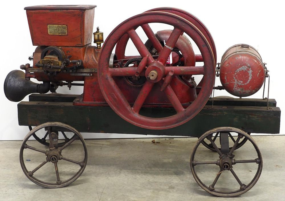 Lot 372: T. Eaton & Co. 2.75 hp hit & miss engine