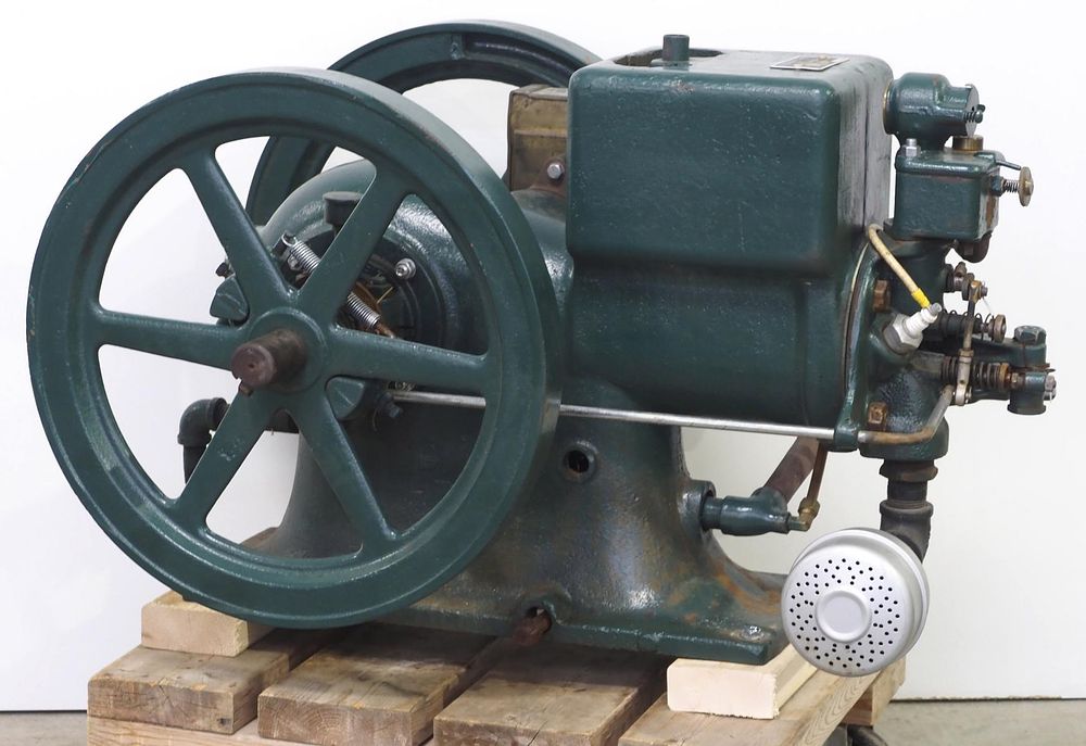 Lot 407: International M 1.5hp engine