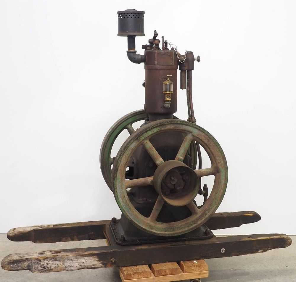 Lot 408: Famous vertical 2hp engine