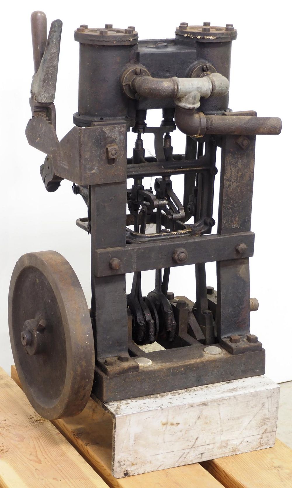 Lot 412: Vertical steam engine