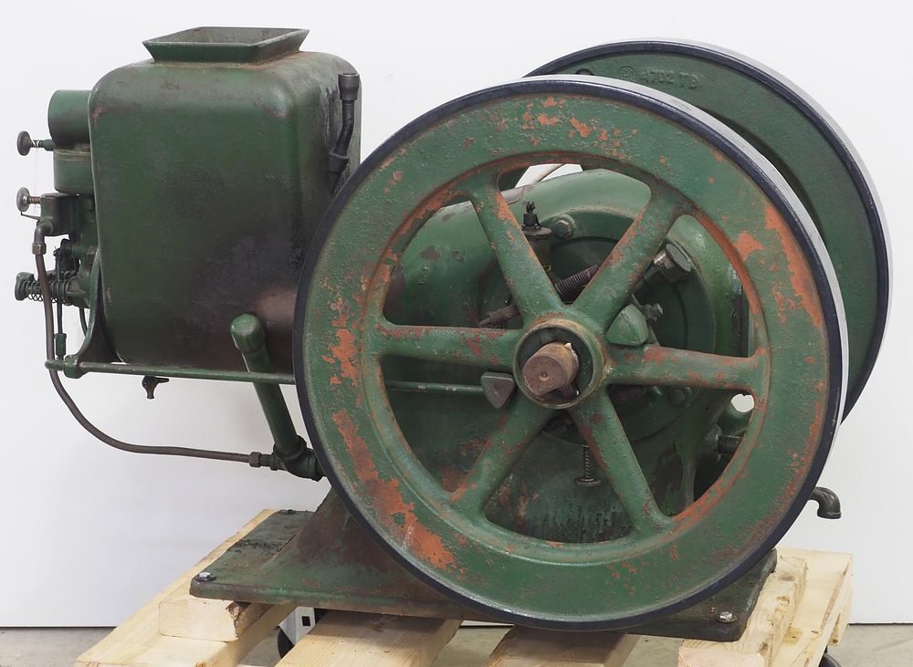 Lot 420: International Mogul 2.5hp engine