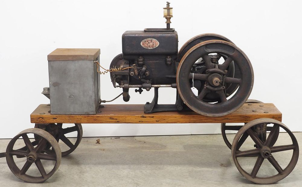 Lot 422: Alamo Blue Line 1.5hp hit & miss engine