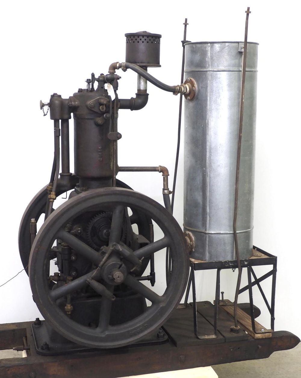 Lot 438: Famous 2hp vertical engine on original skid