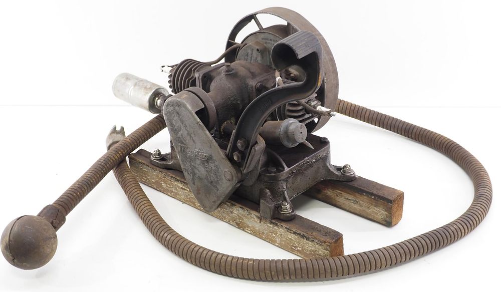 Lot 476: Maytag twin-cylinder engine