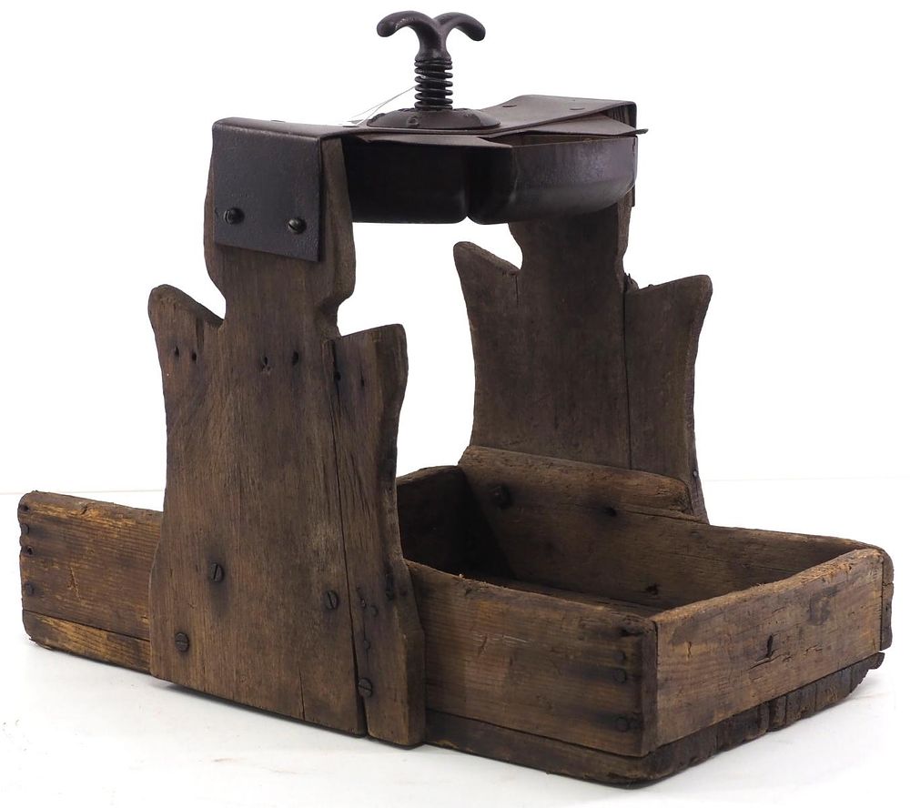 Lot 647: Farrier's tool box with spinning nail caddy