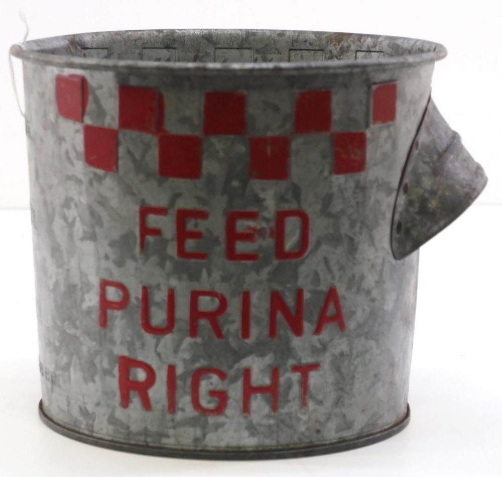 Lot 701: 1-gallon Purina dry measure galvanized bucket