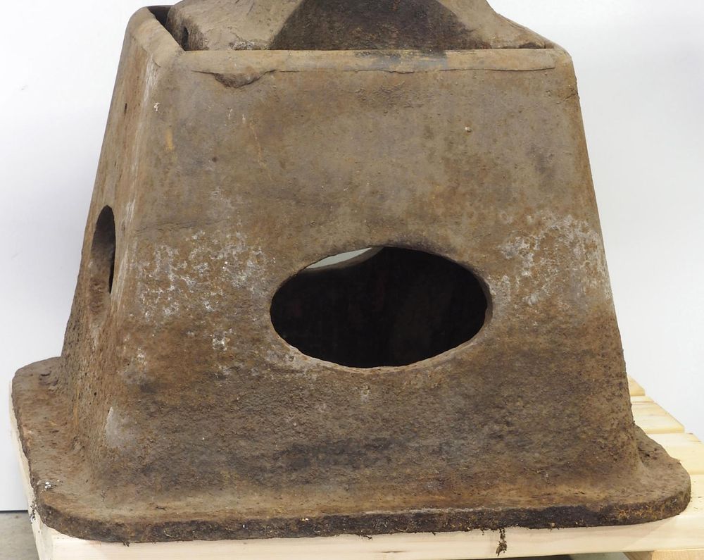 Lot 754: 400-lb Cast iron anvil base