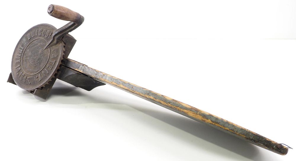 Lot 789: Briggs hand-crank corn sheller