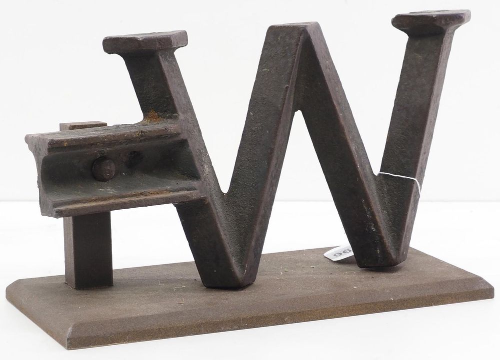 Lot 796: Cast iron "W" windmill counterweight