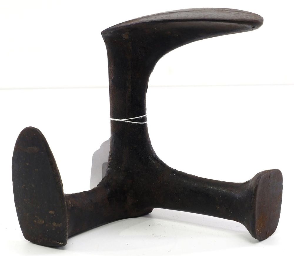 Lot 870: Cast iron shoemaker's lap anvil