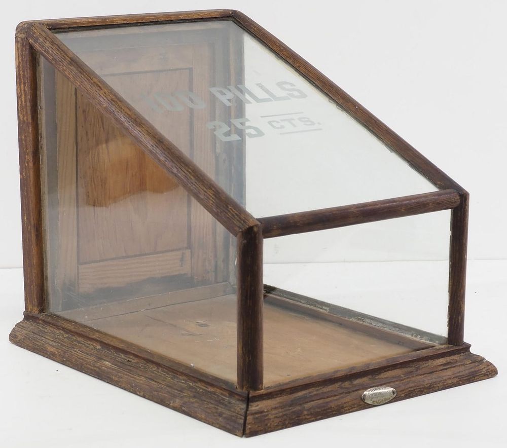 Lot 1084: Early countertop display case