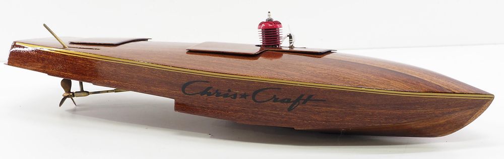 Lot 1096: Chris Craft model mahogany speed boat