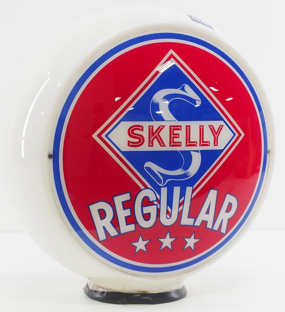 Lot 1128: Skelly Regular gas pump globe