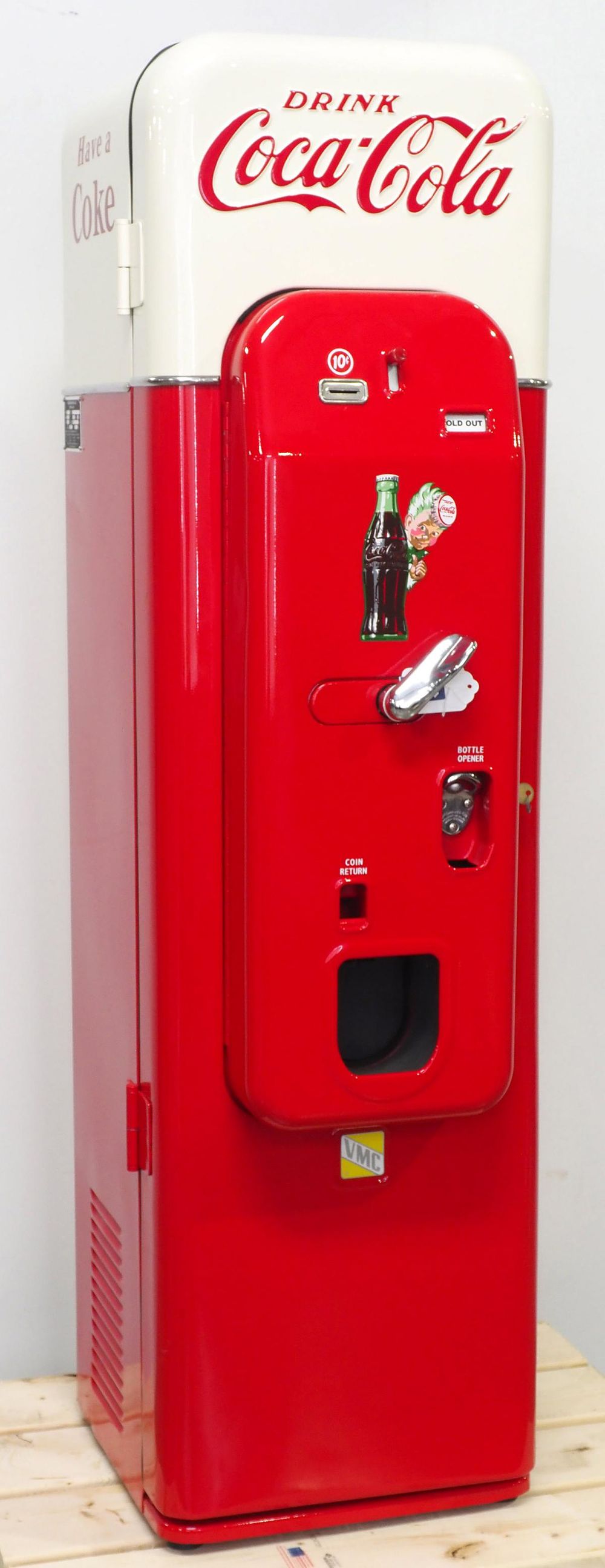 Lot 1253: 10-cent Coca Cola bottle vendor