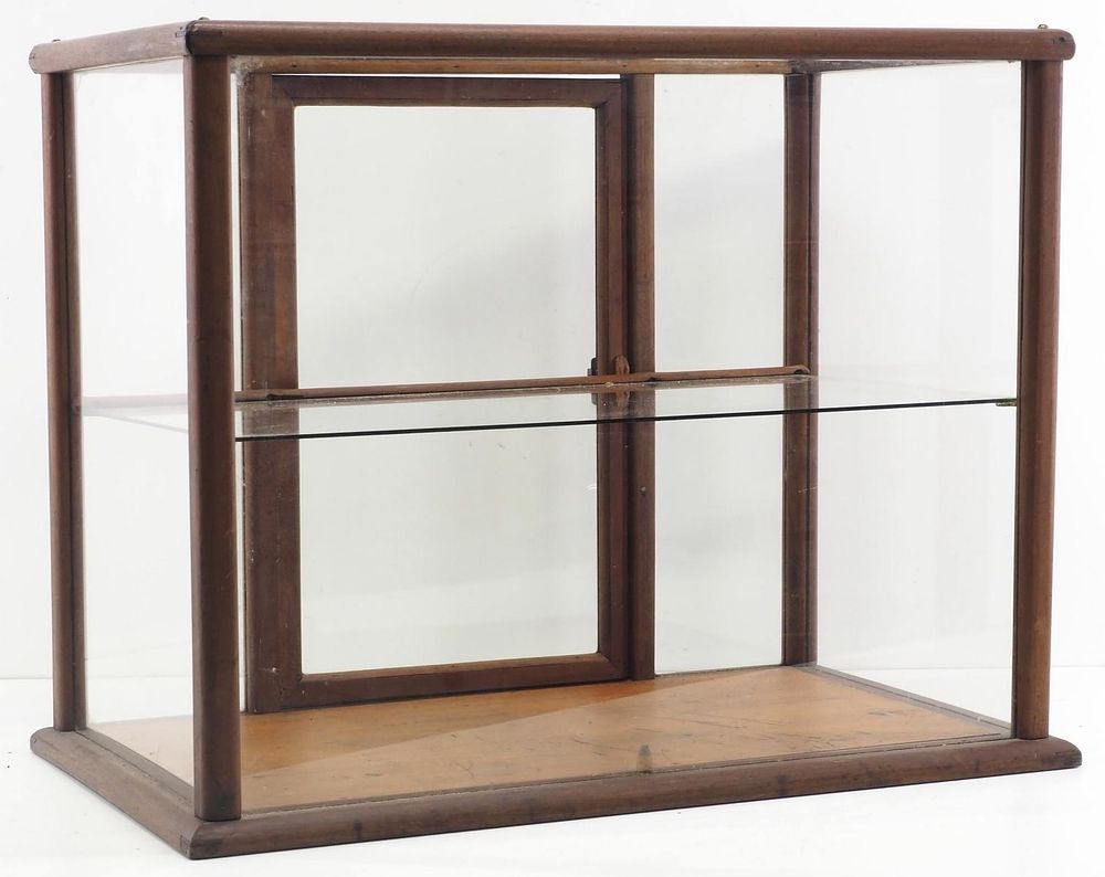 Lot 1384: Large countertop display case