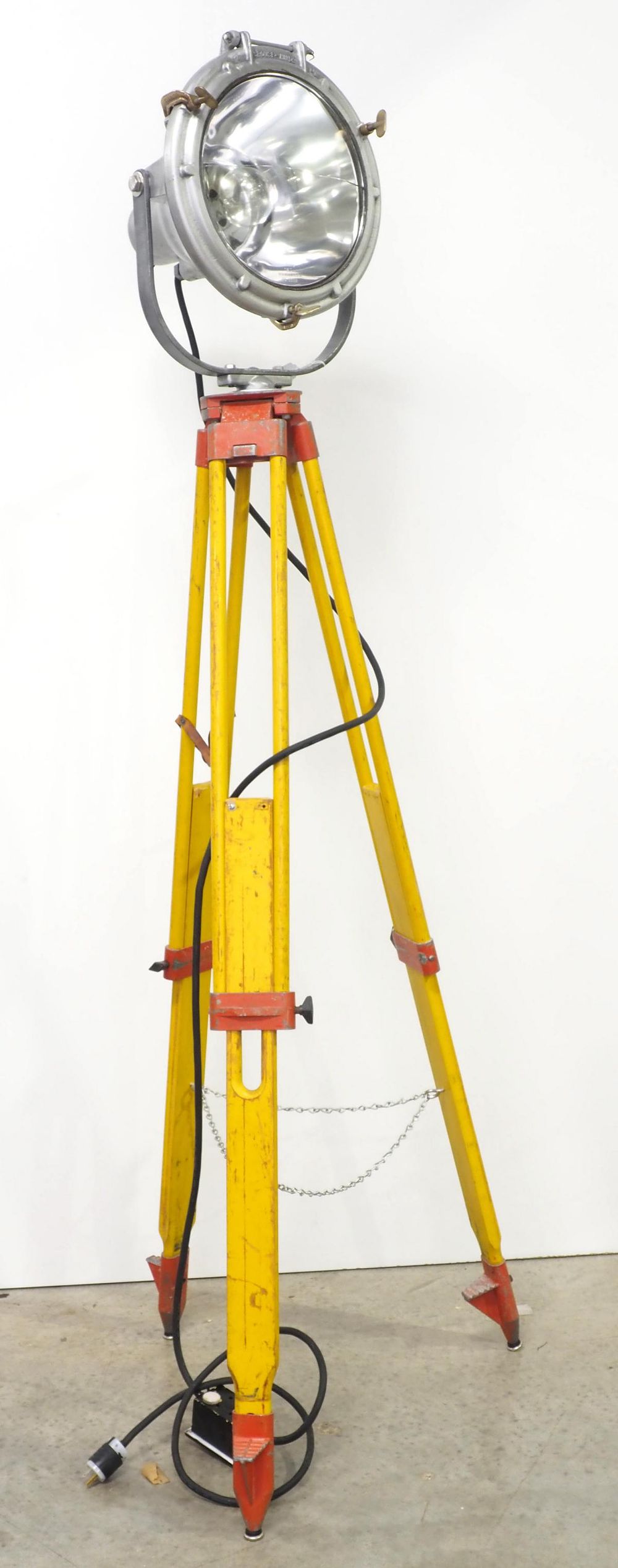 Lot 1397: Heavy duty industrial light