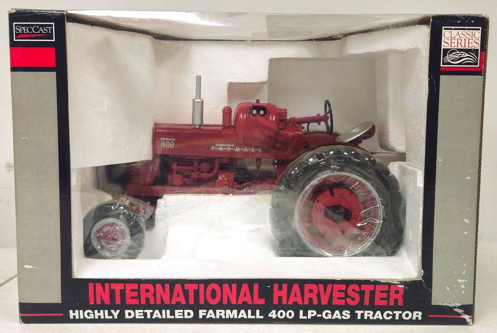 Lot 5174: International Harvester 400 WF HD LP Gas Tractor