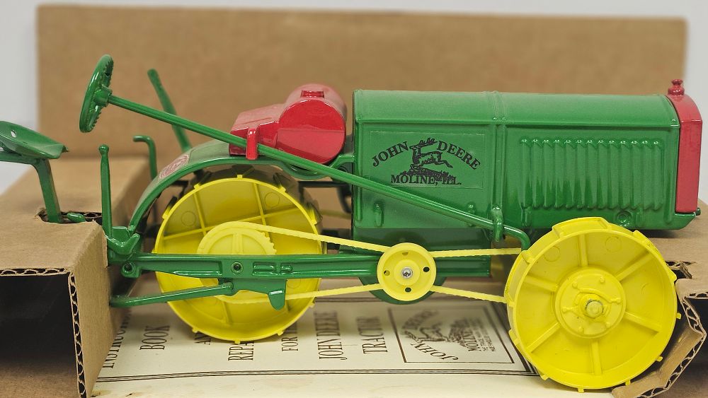 Lot 5176: John Deere Dain Aftermarket 2000 AWD Tractor