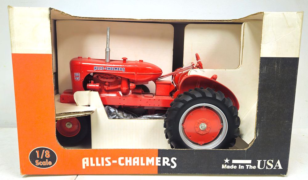 Lot 5222: 1/8 Scale Allis Chalmers WD-45 NF Tractor