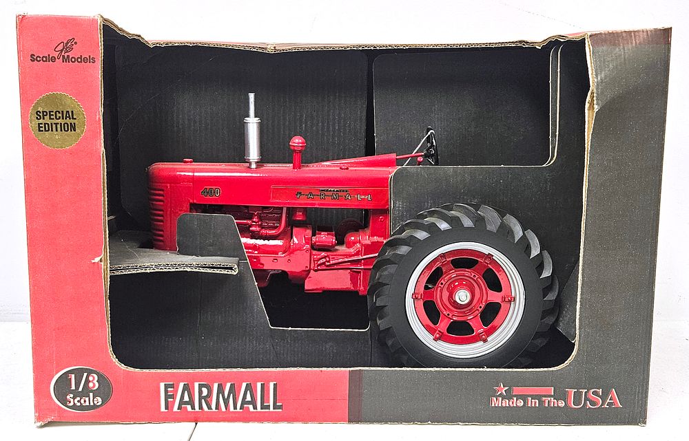 Lot 5228: 1/8 Scale Case IH Farmall 400 Tractor