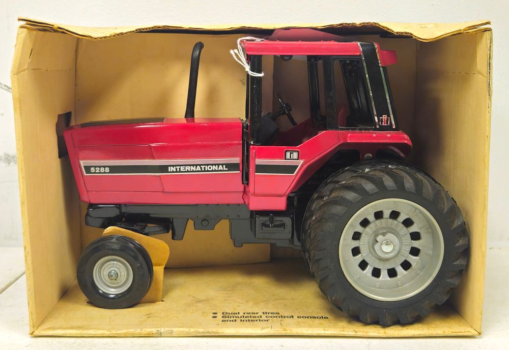 Lot 5239: International 5288 Tractor with Cab