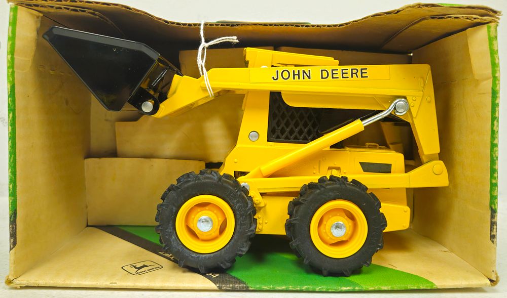 Lot 5259: John Deere Skid Steer Loader