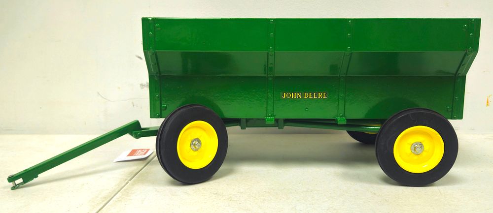 Lot 5269: 1/8 Scale John Deere Flare Box Wagon