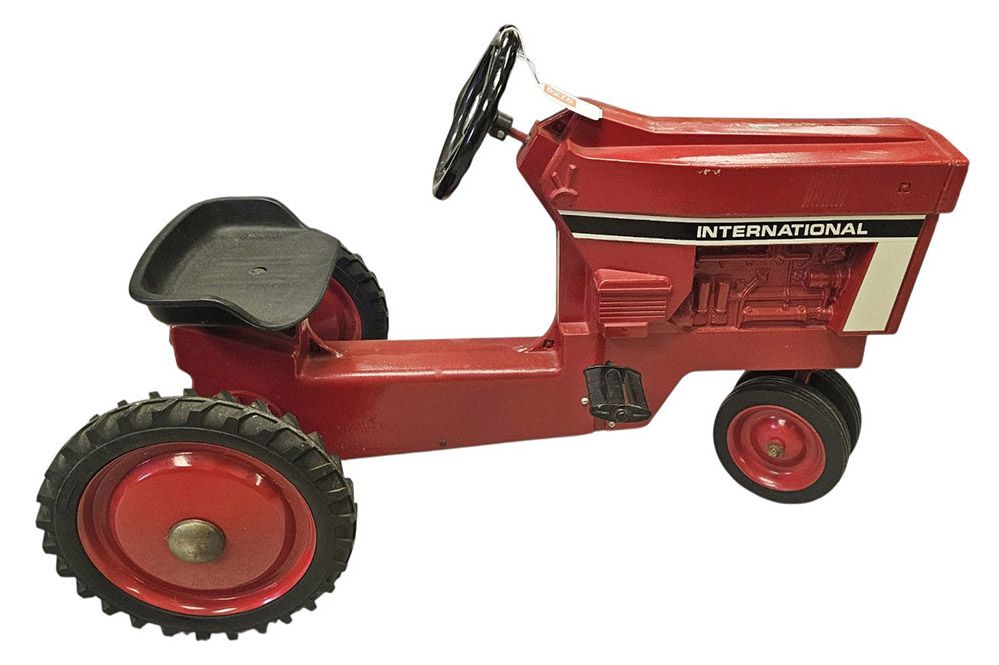 Lot 5276: International 86 Series Pedal Tractor