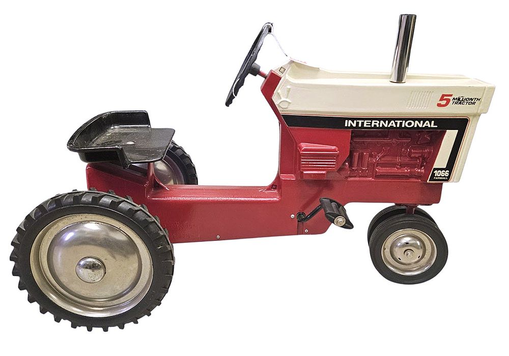Lot 5277: International 1066 Pedal Tractor